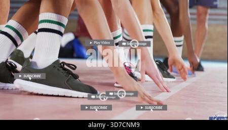 Préparer le bas des jambes des athlètes en poussant hors de la ligne de départ dans la salle de gym avec des baskets, des chaussettes rayées, des icônes UI Banque D'Images