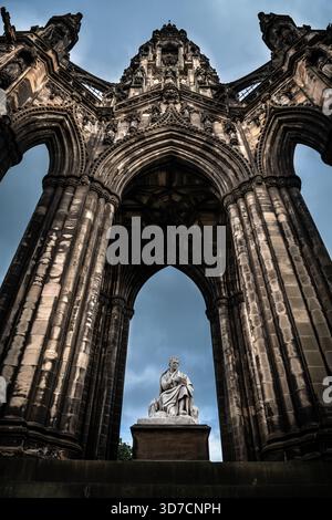 Vue en angle bas du monument Scott et de la statue sous Moody Skies - Édimbourg, Écosse Banque D'Images