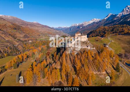 Vue aérienne du château de Tarasp en automne. Tarasp, basse-Engadine, canton des Grisons, Suisse, Europe. Banque D'Images