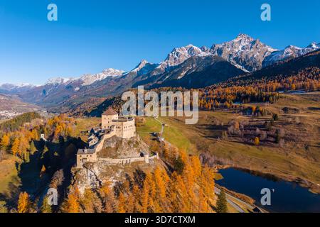 Vue aérienne du château de Tarasp en automne. Tarasp, basse-Engadine, canton des Grisons, Suisse, Europe. Banque D'Images