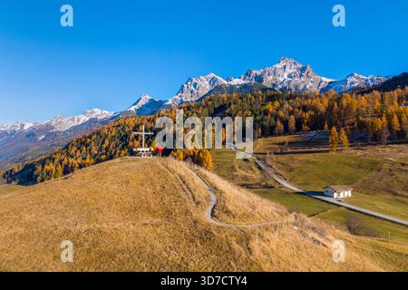 Vue aérienne d'une personne admirant les montagnes entourant Tarasp en automne. Basse Engadine, canton des Grisons, Suisse, Europe. Banque D'Images