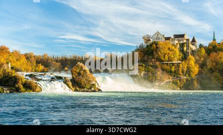 Paysage d'automne des chutes du Rhin et du Schloss Laufen. Neuhausen am Rheinfall, Schaffhausen, Suisse. Banque D'Images