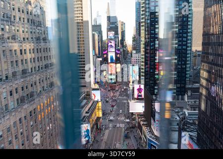 New York, États-Unis. 24 novembre 2025. Vue de Times Square vers le nord le long de la 7e Avenue depuis Viewing Deck lors du dévoilement du tout dernier bal du nouvel an de Times Square lors d'une présentation de presse au sommet du One Times Square à New York, NY, le 24 novembre 2025. Nouvelle boule faite de 5 280 cristaux de Waterford et pesant 12 350 livres crédit : lev Radin/Alamy Live News Banque D'Images