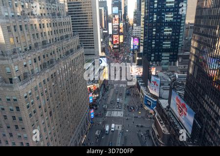 Bronx, New York, États-Unis. 24 novembre 2025. Vue de Times Square vers le nord le long de la 7e Avenue depuis Viewing Deck lors du dévoilement du tout dernier bal du nouvel an de Times Square lors d'une présentation de presse au sommet du One Times Square à New York, NY, le 24 novembre 2025. Nouvelle boule faite de 5 280 cristaux de Waterford et pesant 12 350 livres (crédit image : © Lev Radin/ZUMA Press Wire) USAGE ÉDITORIAL SEULEMENT ! Non destiné à UN USAGE commercial ! Banque D'Images