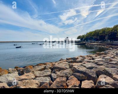 Port de Matosinhos à Porto Portugal avec rivage rocheux, mer calme et bateaux. Paysage côtier avec jetée et tour de terminal de croisière Leixoes, voyage de Banque D'Images