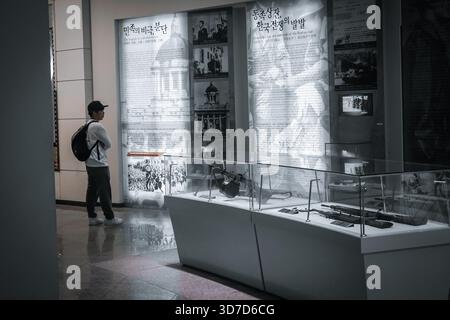 Un touriste isolé regarde une exposition d'armes de guerre de Corée dans la zone démilitarisée coréenne au centre des visiteurs du troisième tunnel d'agression à Paju, Gyeonggi-do, Corée du Sud Banque D'Images