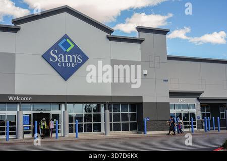 Façade extérieure d'un supermarché Sam's Club avec des clients passant par les portes d'entrée Banque D'Images