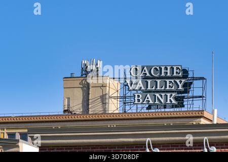 Ogden, Utah, États-Unis - 27 mai 2025 : vue extérieure du panneau sur le bâtiment cache Valley Bank dans le centre d'Ogden Banque D'Images