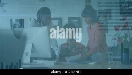 Passer en revue 3 collègues penchant au bureau dans le bureau, portant des chemises décontractées avec tablette et documents Banque D'Images