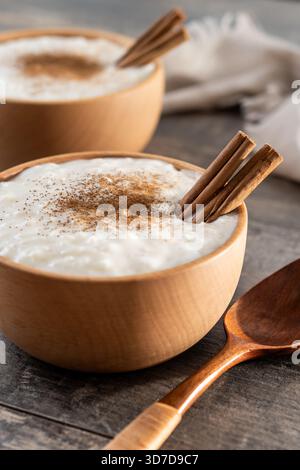 Crème anglaise espagnole maison crémeuse servie dans un bol sur une table en bois Banque D'Images