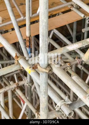 Réseau de poteaux d'échafaudage à l'intérieur d'un bâtiment pour la rénovation de la structure. Personne. Banque D'Images