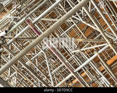Réseau compliqué de poteaux d'échafaudage à l'intérieur d'un bâtiment pour la rénovation de la structure. Personne. Banque D'Images