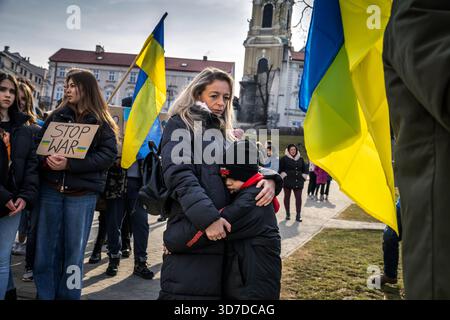 Manifestations étudiantes par les élèves d'une école ukrainienne sur la place du marché de Przemysl, non loin de la frontière polono-ukrainienne. Banque D'Images