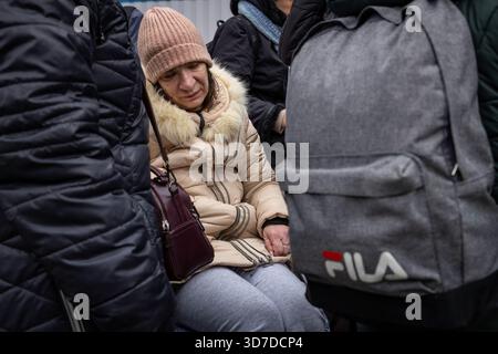 Les réfugiés ukrainiens ont atteint le centre central d’accueil des réfugiés dans un hub logistique près de Korczowa, dans la région frontalière polono-ukrainienne. Ici, ils sont fournis avec de la nourriture et des vêtements, puis transportés en bus vers d'autres villes. Banque D'Images
