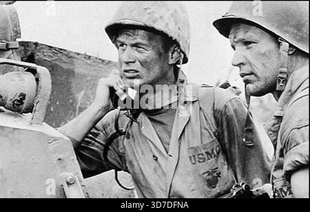 HALLS OF MONTEZUMA 1951 20th Century Fox film avec Richard Widmark comme Lt. Carl Anderson à gauche et Neville Brand Banque D'Images