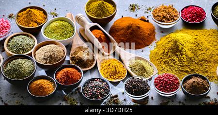 Composition avec assortiment d'épices et d'herbes. Banque D'Images