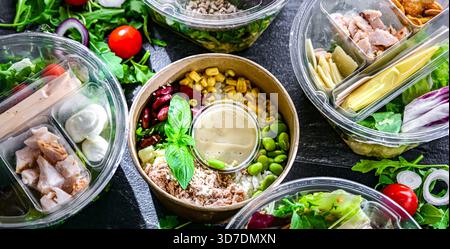 Boîtes rondes en plastique avec salades de légumes préemballées. Plats cuisinés Banque D'Images