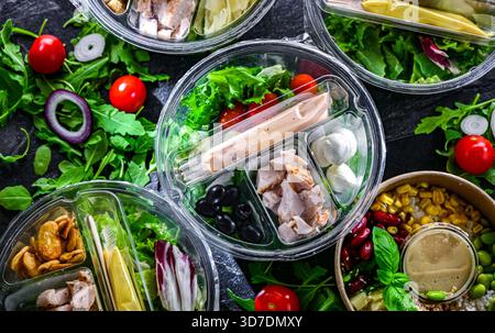 Boîtes rondes en plastique avec salades de légumes préemballées. Plats cuisinés Banque D'Images