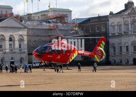 Londres, Royaume-Uni. 25 novembre 2025. London Air Ambulance (hélicoptère Airbus H135, à Horseguard London UK crédit : Ian Davidson/Alamy Live News Banque D'Images