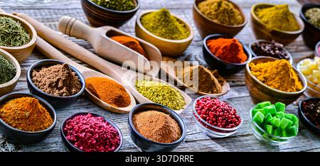 Composition avec assortiment d'épices et d'herbes. Banque D'Images