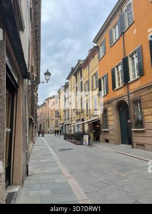 Reggio Emilia Street whit bâtiments résidentiels classiques, Italie Banque D'Images