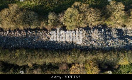 Une vue générale de la montagne de déchets de 150 m de long qui a été déversée illégalement à côté de l'A34 et près de la rivière Cherwell à Kidlington, Oxfordshire. Date de la photo : mardi 25 novembre 2025. Banque D'Images