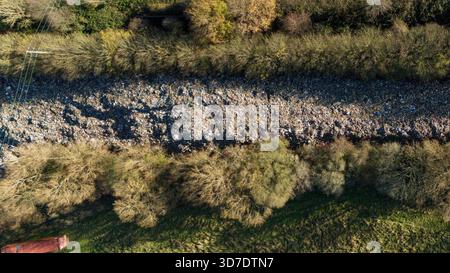 Une vue générale de la montagne de déchets de 150 m de long qui a été déversée illégalement à côté de l'A34 et près de la rivière Cherwell à Kidlington, Oxfordshire. Date de la photo : mardi 25 novembre 2025. Banque D'Images