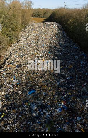 Une vue générale de la montagne de déchets de 150 m de long qui a été déversée illégalement à côté de l'A34 et près de la rivière Cherwell à Kidlington, Oxfordshire. Date de la photo : mardi 25 novembre 2025. Banque D'Images