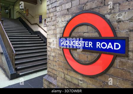 Panneau de la station de métro de Gloucester Road et rond-point. Londres, Royaume-Uni, 28 octobre 2023 Banque D'Images