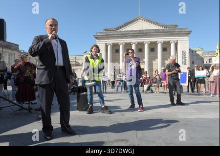Southampton Royaume-Uni 20 septembre 2019 divers groupes environnementaux se réunissent sur Guildhall Square dans le cadre de la grève internationale pour le climat. Député local Alan Banque D'Images