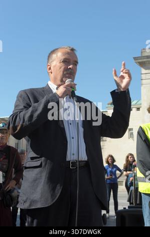 Southampton Royaume-Uni 20 septembre 2019 divers groupes environnementaux se réunissent sur Guildhall Square dans le cadre de la grève internationale pour le climat. Député local Alan Banque D'Images
