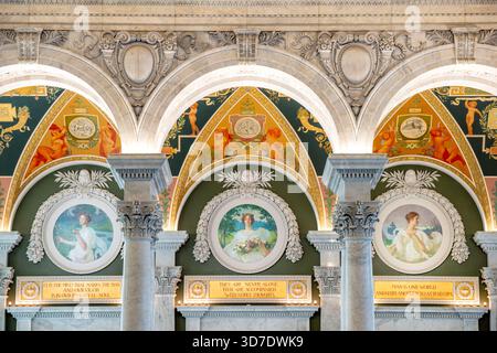 WASHINGTON DC — des détails architecturaux ornés, y compris des arches de marbre, des colonnes cannelées et des peintures murales décoratives, sont visibles dans le Grand Hall de la Bibliothèque du Congrès Thomas Jefferson Building. L'image présente des peintures allégoriques dans les spandrels de l'arc et des portraits circulaires de femmes ci-dessous, accompagnés de citations philosophiques inscrites. Ces décorations complexes sont une caractéristique du bâtiment de style Beaux-Arts, achevé en 1897. La Grande salle sert d'entrée à la plus ancienne institution culturelle fédérale du pays. Il est situé sur Capitol Hill à Washington, DC Banque D'Images