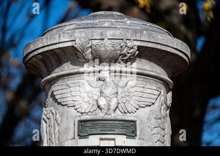 Urne d'amitié cubaine East Potomac Park Washington DC / WASHINGTON DC — L'urne d'amitié cubaine dans East Potomac Park est un monument en marbre blanc commémorant l'amitié entre Cuba et les États-Unis, son corps sculpté avec un aigle, des figures allégoriques et des plaques de bronze gravées en espagnol faisant référence à l'USS Maine. L'explosion du Maine dans le port de la Havane le 15 février 1898, qui tua environ 266 à 267 marins, devint un catalyseur de la guerre hispano-américaine et incita à la construction du Monument du Maine de la Havane, dont les colonnes tombées, renversées par l'ouragan d'octobre Banque D'Images