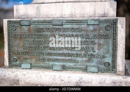 Plaque de l'urne de l'amitié cubaine Park East Potomac Washington DC / WASHINGTON DC — Une plaque de bronze sur la base de l'urne de l'amitié cubaine dans le parc East Potomac rapporte les origines du monument dans les ruines du Maine Monument de la Havane. Inscrit en espagnol, le texte indique que l'urne a été sculptée à partir d'un fragment de la colonne de marbre du monument aux victimes du Maine, érigé à la Havane, qui a été renversé par l'ouragan du 20 octobre 1926. Le monument original de la Havane avait été conçu par l'ingénieur cubain Félix Cabarrocas et inauguré le 8 mars 1925, pour honorer les marins tués lors de la guerre Banque D'Images