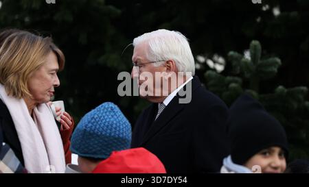 Berlin, Allemagne, 25 novembre 2025. Le président fédéral Steinmeier à l'éclairage du sapin de Noël devant le Palais Bellevue, accompagné de chansons de l'école primaire Miriam-Makeba. Photo : Klaus KROENERT crédit : Klaus KROENERT/Alamy Live News Banque D'Images