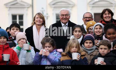 Berlin, Allemagne, 25 novembre 2025. Le président fédéral Steinmeier à l'éclairage du sapin de Noël devant le Palais Bellevue, accompagné de chansons de l'école primaire Miriam-Makeba. Photo : Klaus KROENERT crédit : Klaus KROENERT/Alamy Live News Banque D'Images