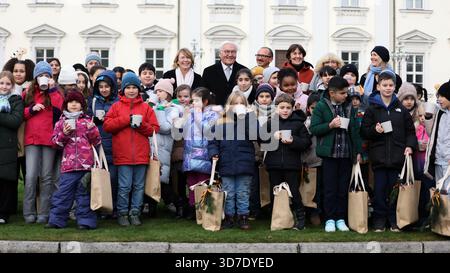 Berlin, Allemagne, 25 novembre 2025. Le président fédéral Steinmeier à l'éclairage du sapin de Noël devant le Palais Bellevue, accompagné de chansons de l'école primaire Miriam-Makeba. Photo : Klaus KROENERT crédit : Klaus KROENERT/Alamy Live News Banque D'Images