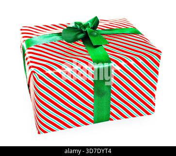 Un petit coffret cadeau unique enveloppé dans du papier rouge Uni avec un simple ruban rouge, isolé sur un fond blanc ou transparent. Photo de haute qualité Banque D'Images