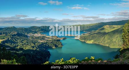 Paysage panoramique des lacs de cratère jumeaux Lagoa das Sete Cidades sur l'île de São Miguel, Açores. Une caldeira volcanique spectaculaire avec des collines verdoyantes an Banque D'Images