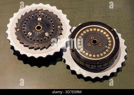 Rotors de machines allemandes Enigma utilisés pour changer les codes, musée du mur de l'Atlantique, Ostende, Belgique Banque D'Images