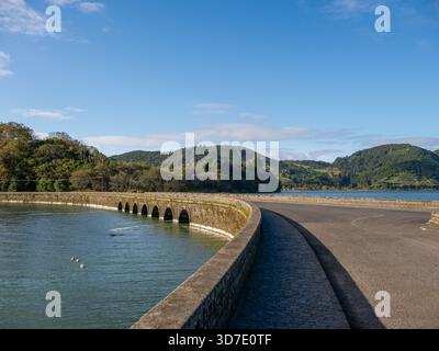 Pont de pierre sur les lacs de cratère de Sete Cidades, île de São Miguel, Açores. Relie Lagoa Verde et Lagoa Azul dans un paysage volcanique spectaculaire. Banque D'Images