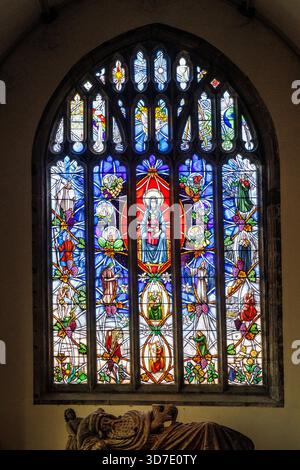 Le vitrail moderne de Jesse représentant la généalogie du Christ, église du prieuré St Pary, Abergavenny, pays de Galles, Royaume-Uni Banque D'Images