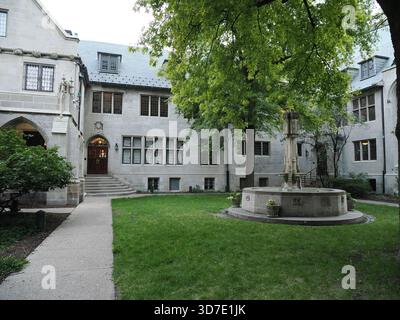 Chicago, il - 17 septembre 2025 : bâtiments en pierre et fontaine dans la cour sereine (cloître) de la quatrième église presbytérienne historique. Banque D'Images