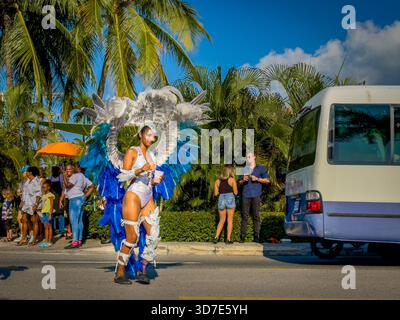 Grand Cayman, îles Caïman, mai 2023, vue d'une femme qui se promenait pendant le carnaval Banque D'Images