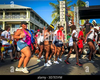 Grand Cayman, Îles Caïmans, mai 2023, vue des amateurs de carnaval défilant Banque D'Images