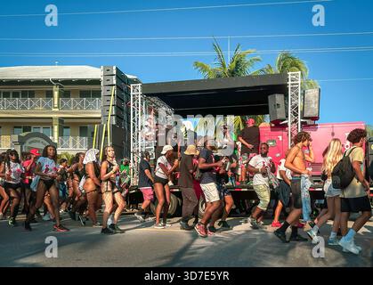Grand Cayman, Îles Caïmans, mai 2023, vue des amateurs de carnaval défilant Banque D'Images
