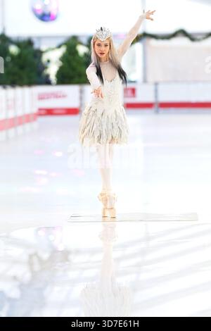 Édimbourg, Écosse. Mardi 25 novembre 2025. Marlen Fuerte Castro, danseuse de ballet écossais, pose comme la reine des neiges sur la patinoire de George Street dans le cadre de Noël d'Édimbourg. The Snow Queen ouvre ses portes au Festival Theatre le 27 novembre et visite Glasgow, Aberdeen et Inverness. Crédit : Brian d Anderson crédit : Brian Anderson/Alamy Live News Banque D'Images