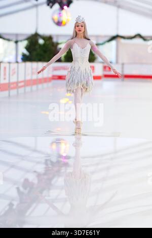Édimbourg, Écosse. Mardi 25 novembre 2025. Marlen Fuerte Castro, danseuse de ballet écossais, pose comme la reine des neiges sur la patinoire de George Street dans le cadre de Noël d'Édimbourg. The Snow Queen ouvre ses portes au Festival Theatre le 27 novembre et visite Glasgow, Aberdeen et Inverness. Crédit : Brian d Anderson crédit : Brian Anderson/Alamy Live News Banque D'Images