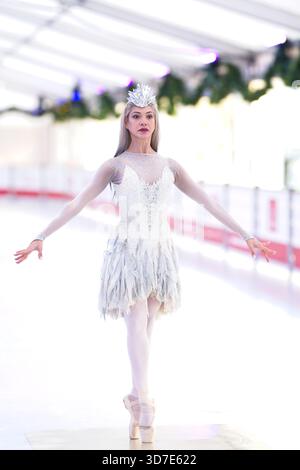 Édimbourg, Écosse. Mardi 25 novembre 2025. Marlen Fuerte Castro, danseuse de ballet écossais, pose comme la reine des neiges sur la patinoire de George Street dans le cadre de Noël d'Édimbourg. The Snow Queen ouvre ses portes au Festival Theatre le 27 novembre et visite Glasgow, Aberdeen et Inverness. Crédit : Brian d Anderson crédit : Brian Anderson/Alamy Live News Banque D'Images