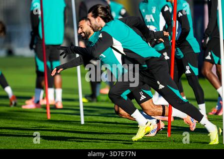 MANCHESTER, ANGLETERRE - 24 NOVEMBRE : Mohamed Salah, de Liverpool, et Dominik Szoboszlai, de Liverpool, lors d'une séance d'entraînement avant le match MD5 de l'UEFA Champions League 2025/26 entre Manchester City et Bayer 04 Leverkusen à la Manchester City Football Academy le 24 novembre 2025 à Manchester, Angleterre. (Photo de René Nijhuis) crédit : René Nijhuis/Alamy Live News Banque D'Images